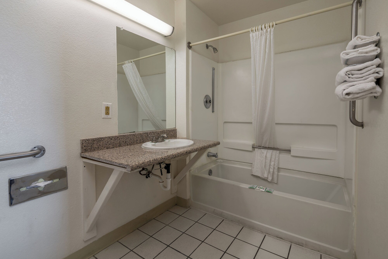 Bathroom 3, Travelers Inn, Maricopa