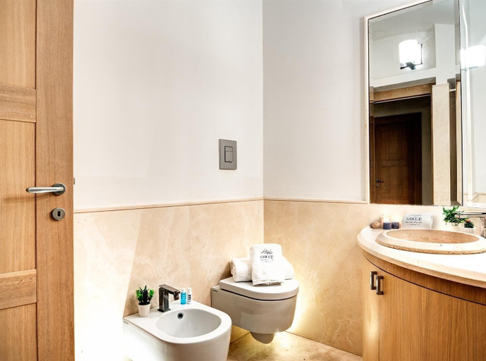 Bathroom 3, Villa Bougainvillea, Napoli