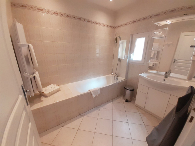Bathroom 3, Hôtel Restaurant Le Clos Des Capitelles, Gard