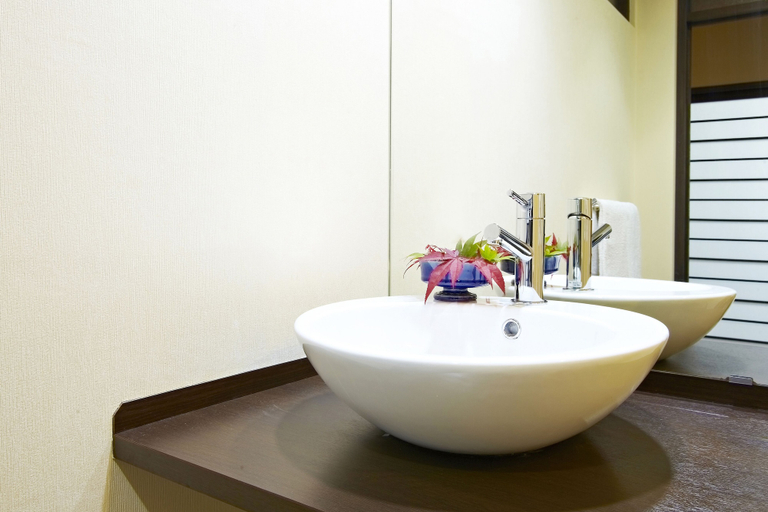 Bathroom 3, Senraku, Kyoto