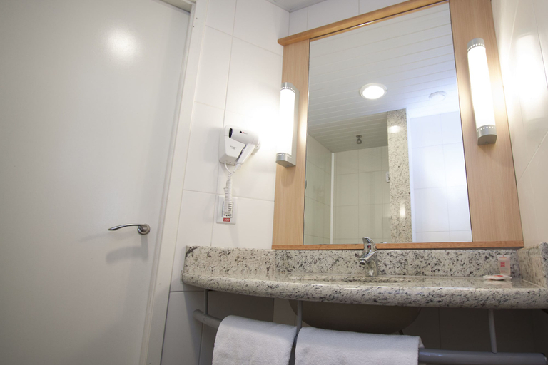 Bathroom 5, Ibis Cascavel, Cascavel