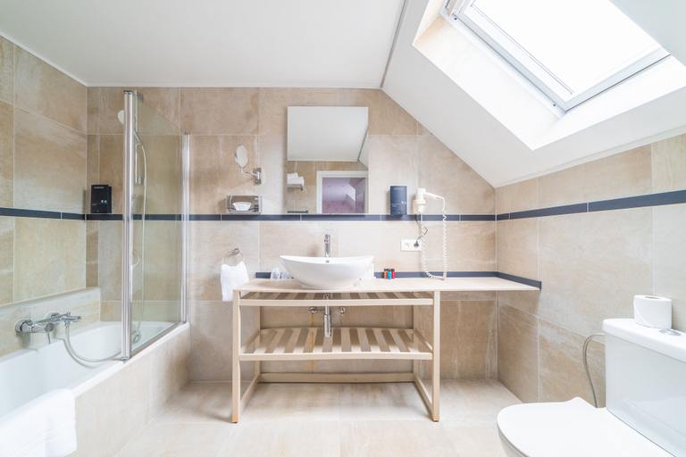 Bathroom 5, Grand Hotel Normandy by CW Hotel Collection, West-Vlaanderen