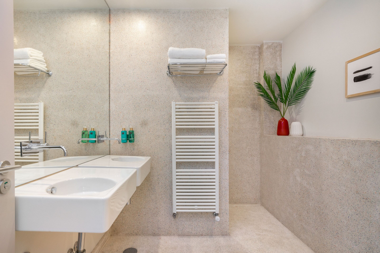 Bathroom 4, Canto de Luz, Porto