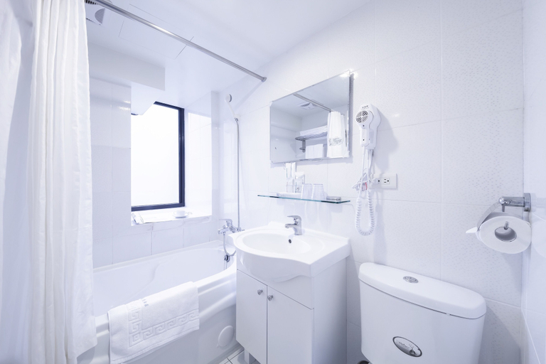 Bathroom 5, Green World Linsen, Taipei City