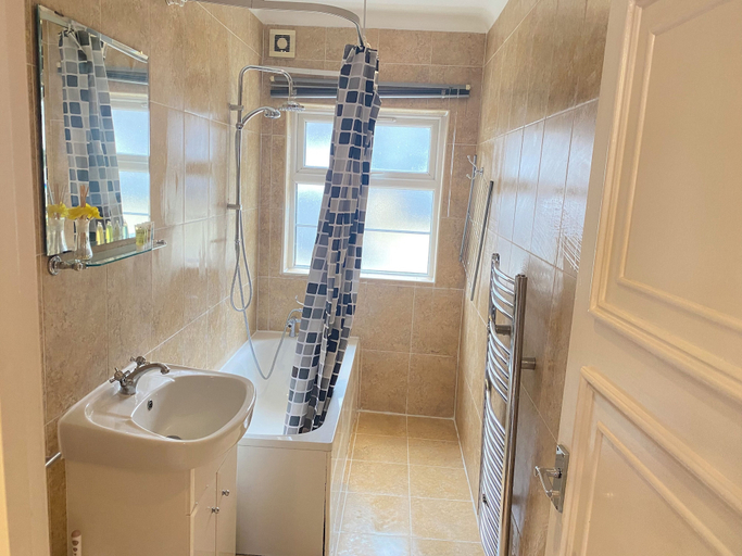 Bathroom 5, Beautiful Studio Apartment in Central London, London