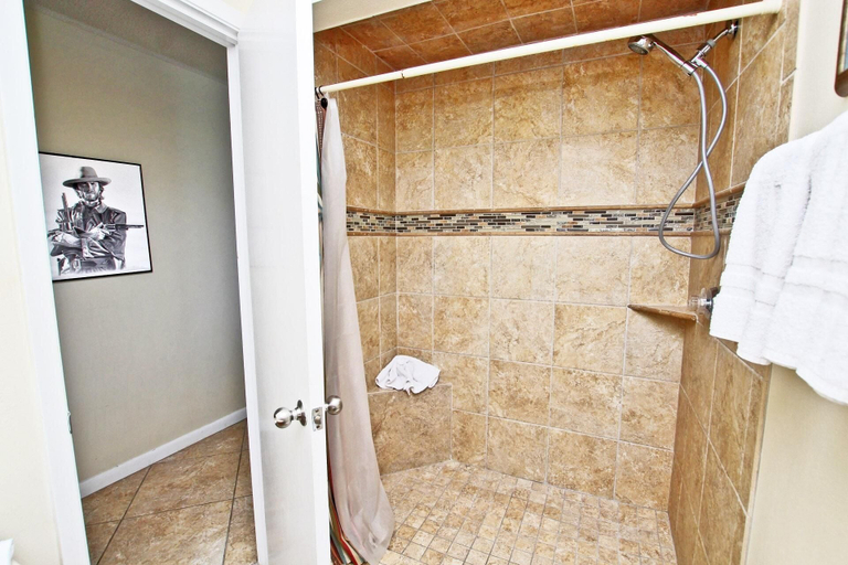 Bathroom 3, Phoenix East 1201, Baldwin