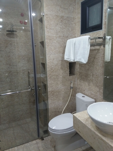Bathroom, R&G Suite, District 1