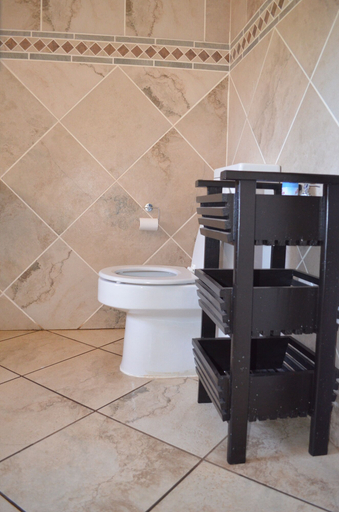 Bathroom 4, Manor Hills Guest Lodge, Bojanala