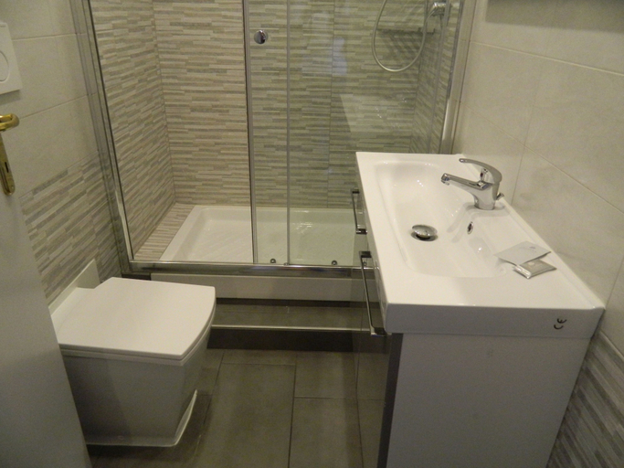 Bathroom 5, Hotel Ciao, Rome