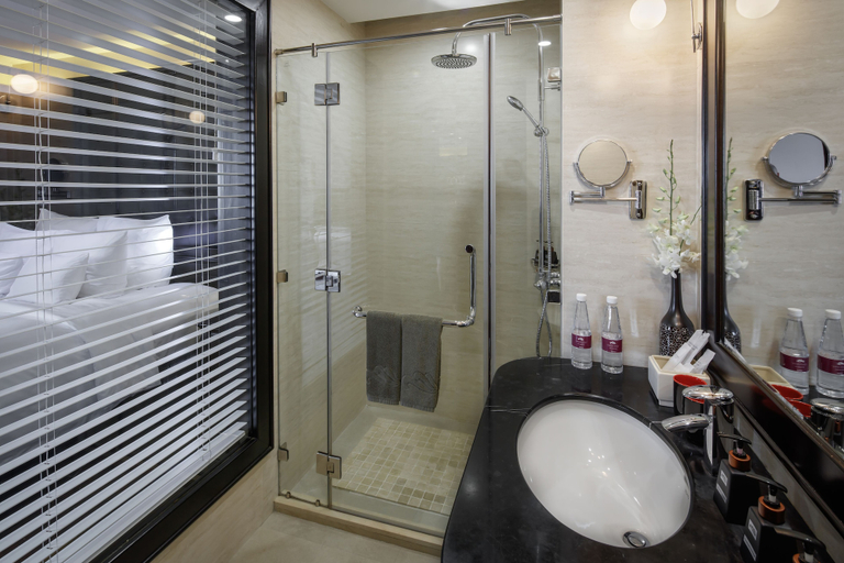 Bathroom 5, Paradise Suites hotel, Hạ Long