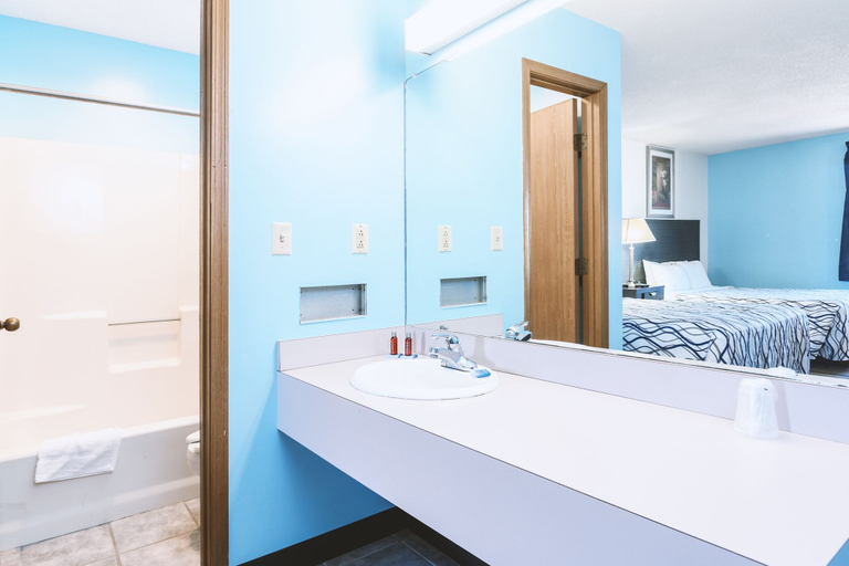 Bathroom 2, Blue Way Inn & Suites Wellington, Sumner