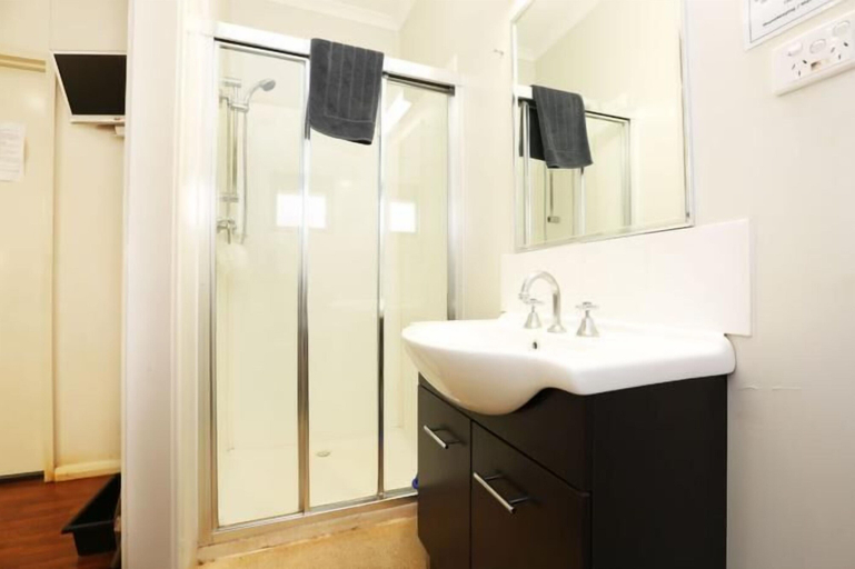 Bathroom 3, Mia Mia House in the Desert, East Pilbara