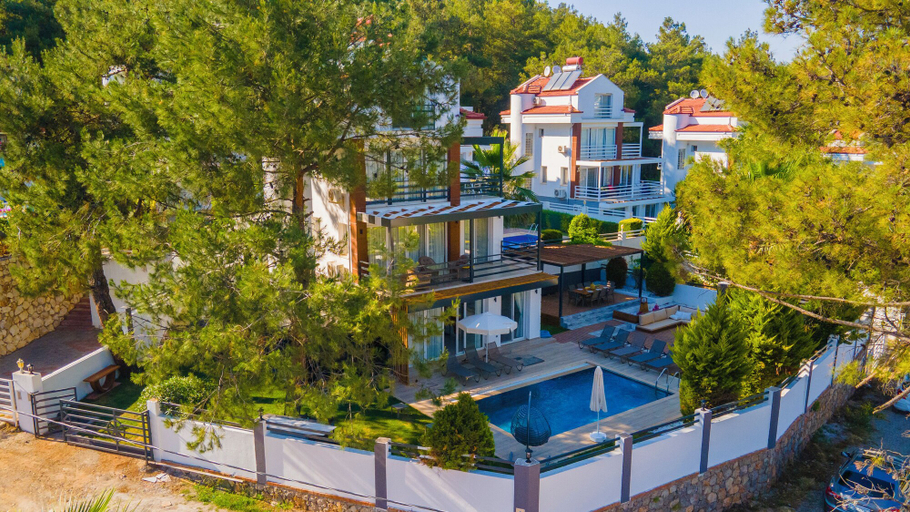 Exterior & Views