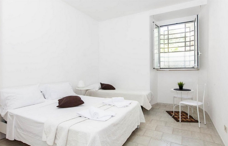 Bedroom 5, Al Colosseo 8l, Rome