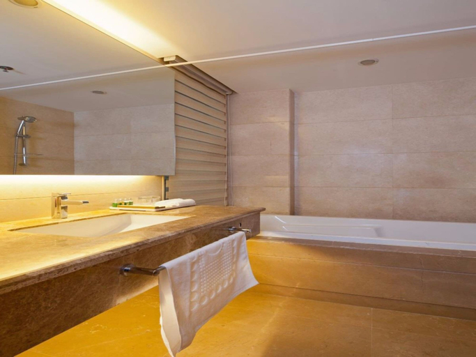 Bathroom 3, Sanlitun Xin Xiang Ya Yuan Apartment, Beijing