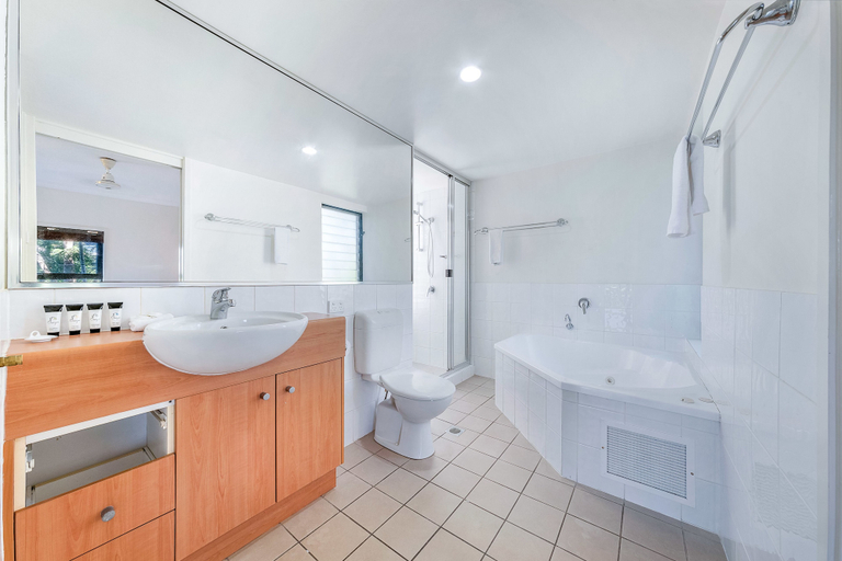 Bathroom 4, Oasis 26, Whitsunday