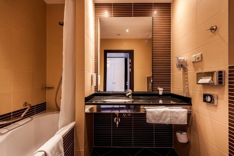 Bathroom 5, Qubus Hotel Krakow, Kraków City