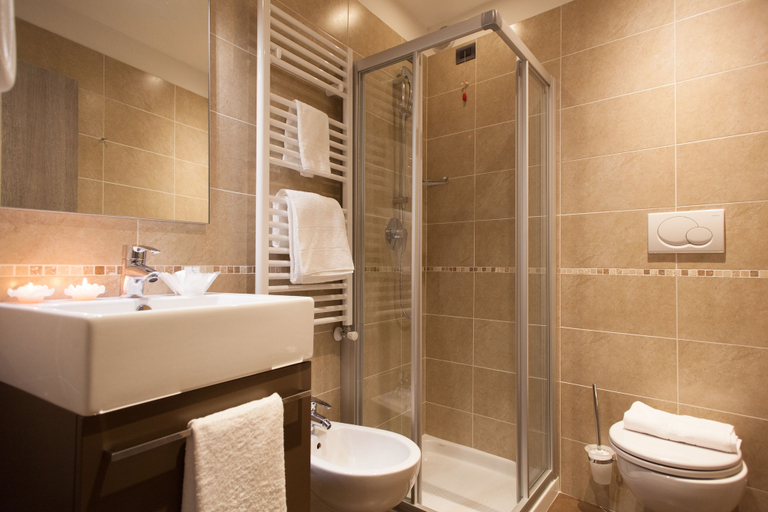 Bathroom 4, Hotel Portici Romantik & Wellness, Trento