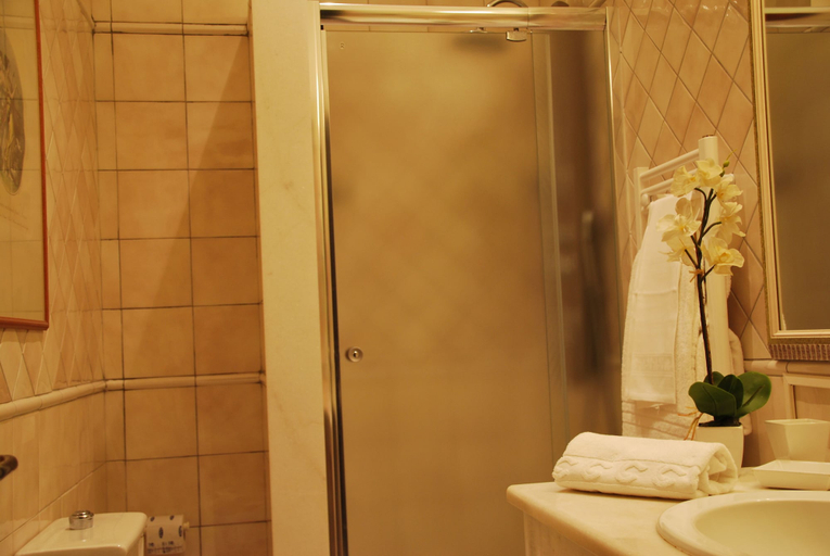 Bathroom 4, Domus Mariae Albergo, Syracuse
