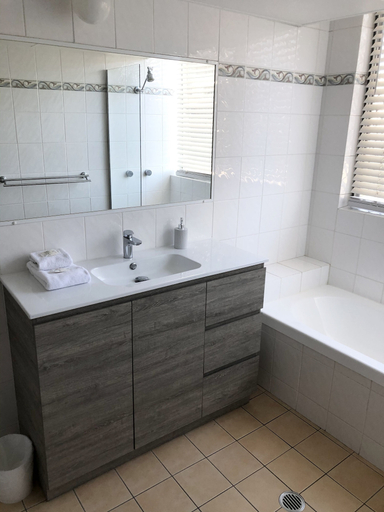 Bathroom 3, Oceania Beachside Holiday Apartments, Gold Coast