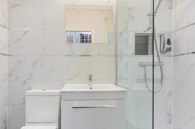 Bathroom 5, Mentone Hotel, London