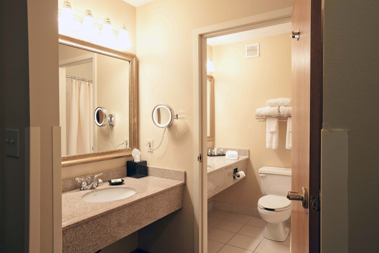 Bathroom 5, Swan Lake Resort, Marshall