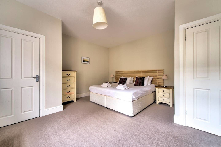 Bedroom 3, JOIVY Great Location - Lovely Rose St Apt in City Centre, Edinburgh