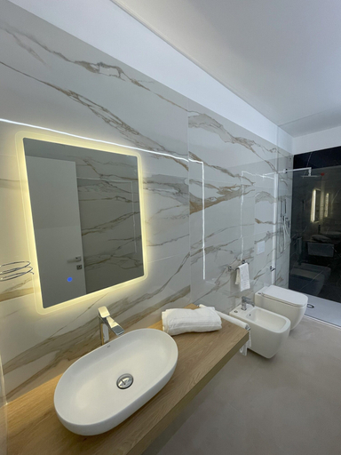 Bathroom 2, King's Rooms, Campobasso