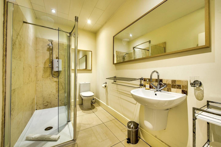 Bathroom, JOIVY Great Location - Lovely Rose St Apt in City Centre, Edinburgh