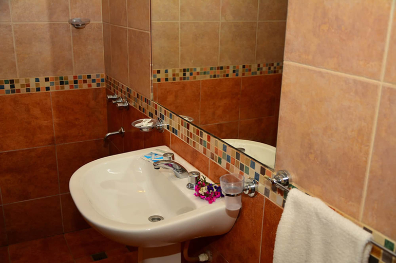 Bathroom 4, Hotel La Giralda, Capital
