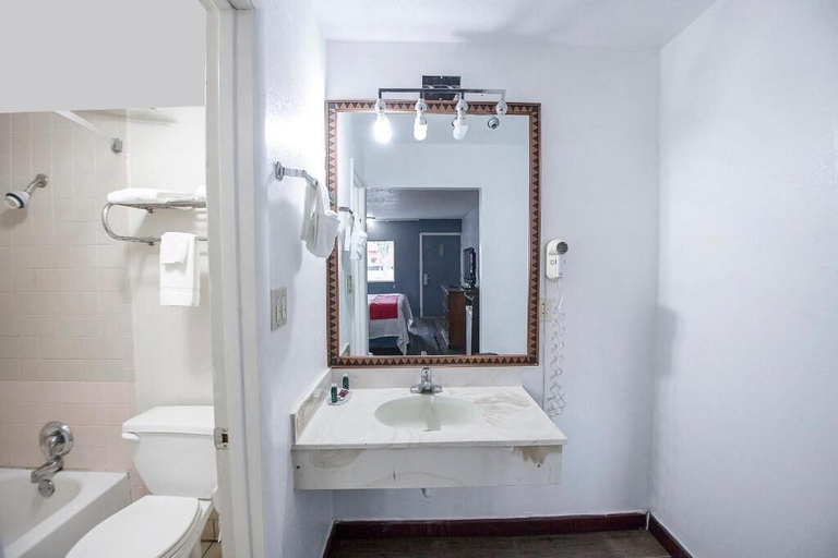 Bathroom 3, Day lite inn, Elkhart