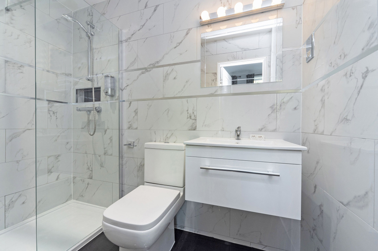 Bathroom 5, Mentone Hotel, London