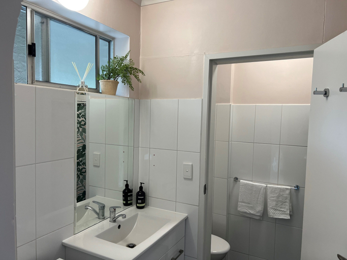 Bathroom 5, Riverbank Park Motel, Alpine - East