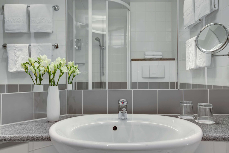 Bathroom 5, IntercityHotel Berlin Ostbahnhof, Berlin