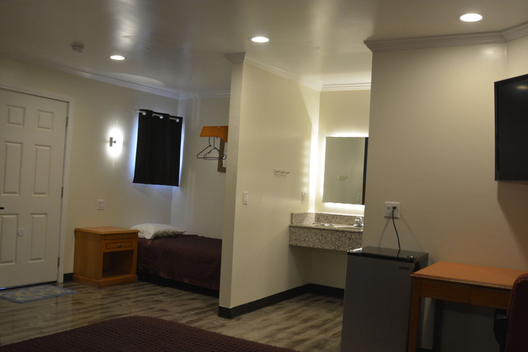Others 5, Lincoln Park Motel, Los Angeles