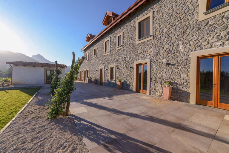 Exterior & Views