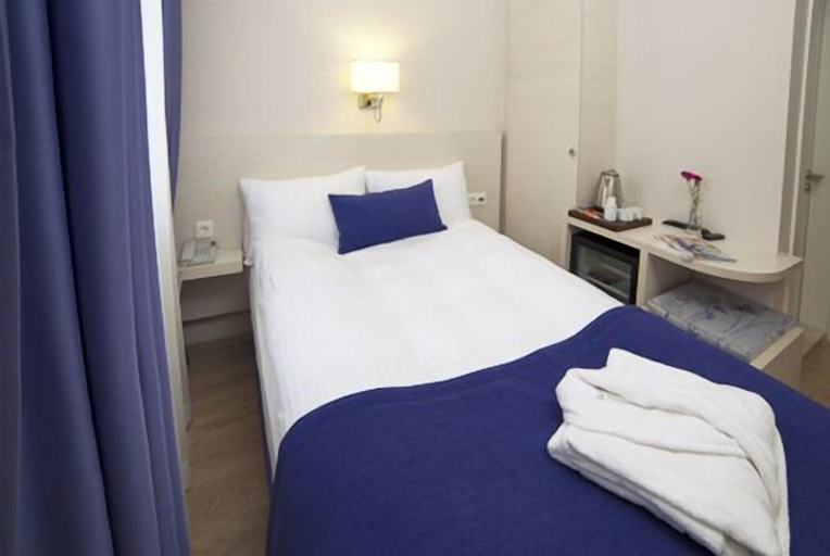 Bedroom 3, Walk In Hotel, Konak