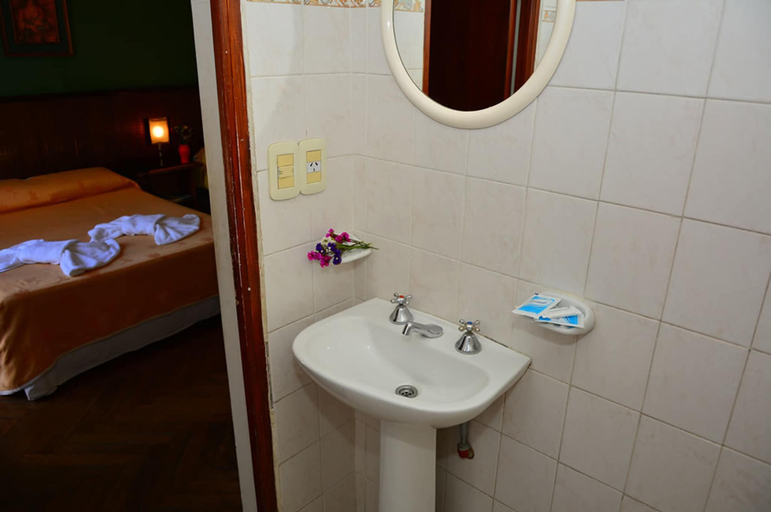 Bathroom 4, Hotel La Giralda, Capital