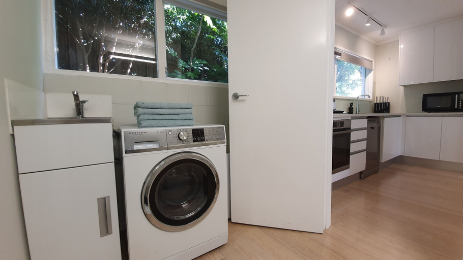 Others 5, Herne Bay Gem Near Beach - Carpark, Waitakere