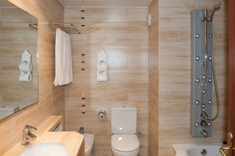 Bathroom 3, Hotel Garbí, Girona