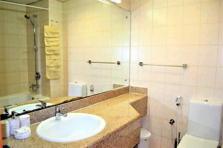 Bathroom, MCLN - Spacious Furnished Studio, Dubai