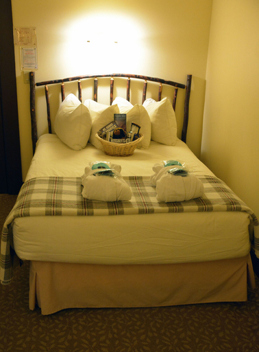 Bedroom 2, National Park Inn, Pierce