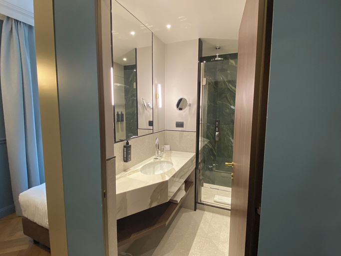 Bathroom 5, Hotel Berna, Milano