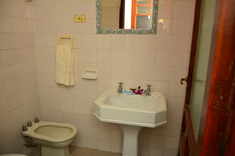 Bathroom 4, Hotel La Giralda, Capital