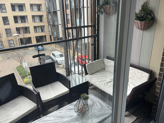 Others 5, Immaculate 2-bed Apartment in Romford, London