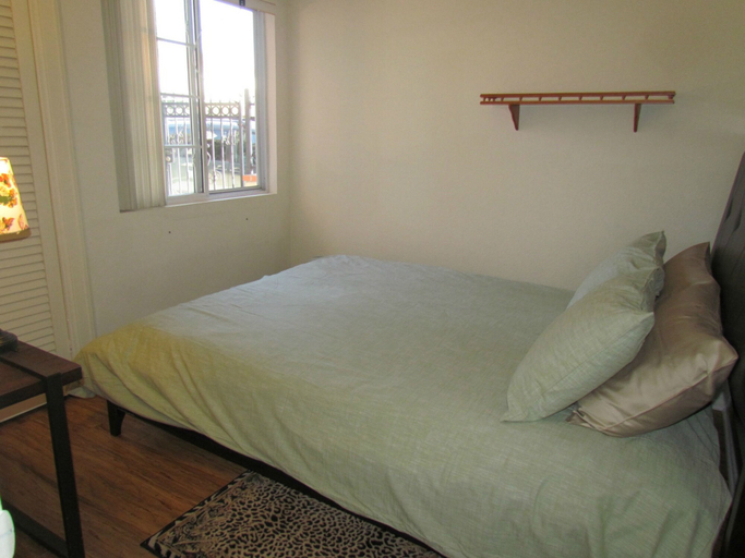 Bedroom 2, Peach Blossom Across From the Beach, Orange
