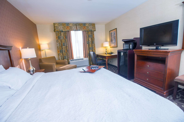Bedroom 3, Hampton Inn Brattleboro, Windham