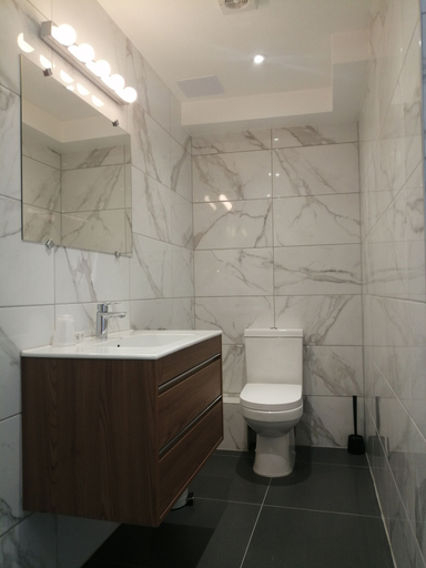 Bathroom 5, Mentone Hotel, London