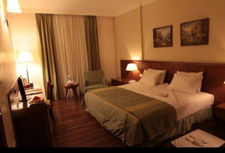Bedroom 3, Kings Suite Hotel, Beirut