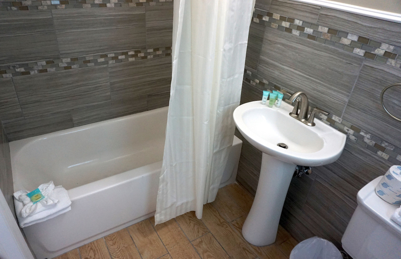 Bathroom 5, Beachside Resort, Cape May